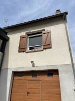 Porte de garage et fenêtre avec volets en bois