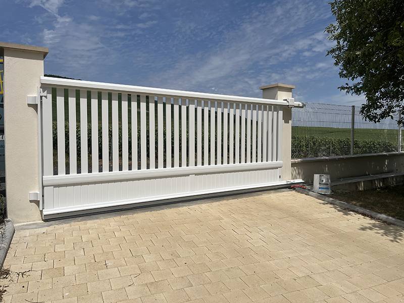 Portail coulissant blanc