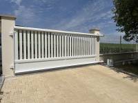 Portail coulissant blanc