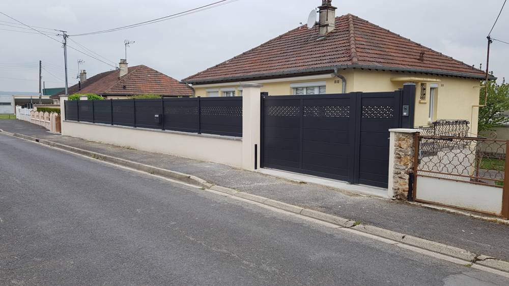 Portail et cloture gris foncés