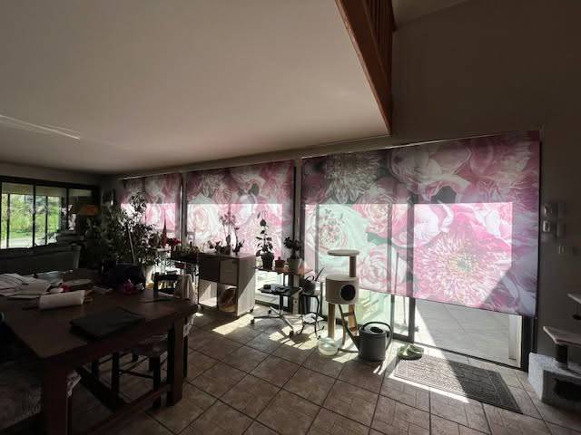 Intérieur salon avec baies vitrées
