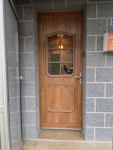 Porte fenêtre en bois avec moulures